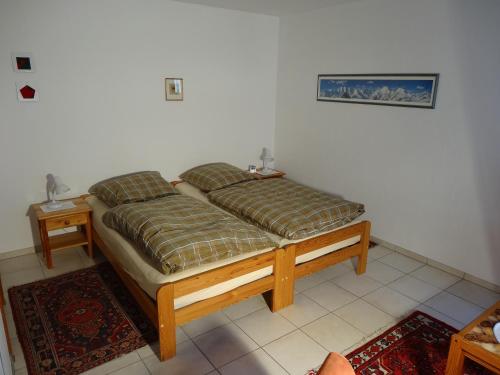 - un lit dans une chambre avec 2 oreillers dans l'établissement Curtins 16, à Pontresina