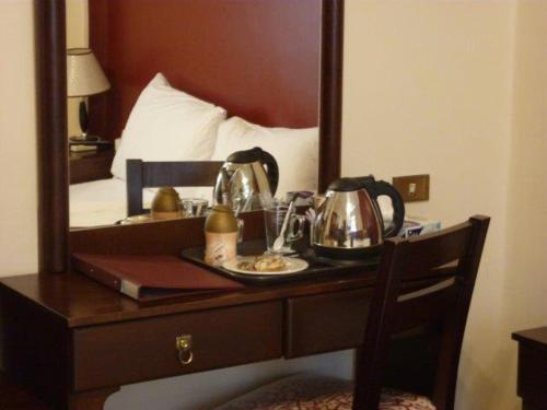 亞斯文的住宿－阿斯旺菲萊酒店，一张桌子,上面有两个茶壶和镜子