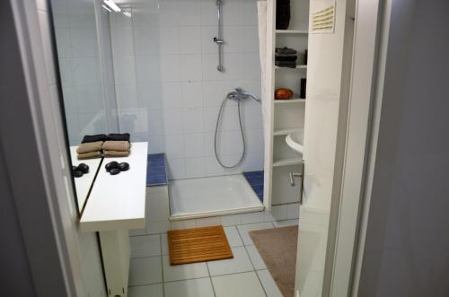 a bathroom with a shower and a sink at Gästezimmer mit Garten in Fischeln in Krefeld