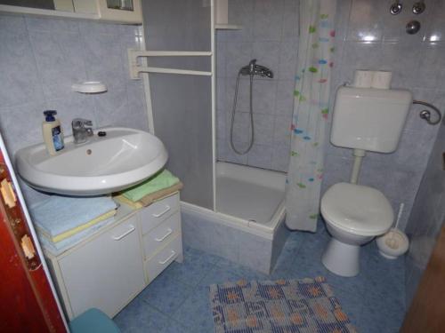 ein Badezimmer mit Waschbecken, Toilette und Dusche in der Unterkunft Apartments Branko Nin in Nin