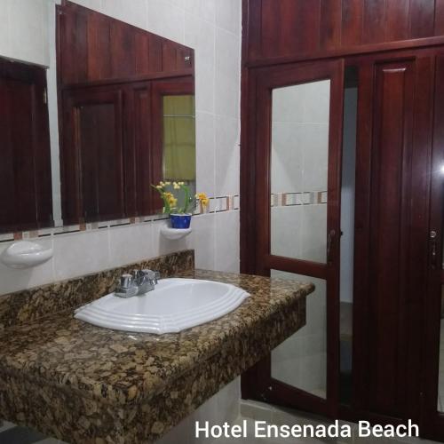 Un baño de Ensenada Resort