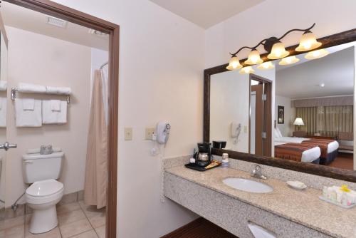 Ett badrum på Best Western Grande River Inn & Suites