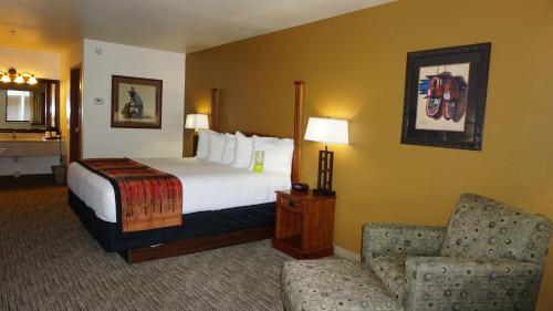 
A bed or beds in a room at Best Western Grande River Inn & Suites

