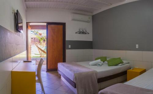 Cama ou camas em um quarto em Pousada Tubes Maresias
