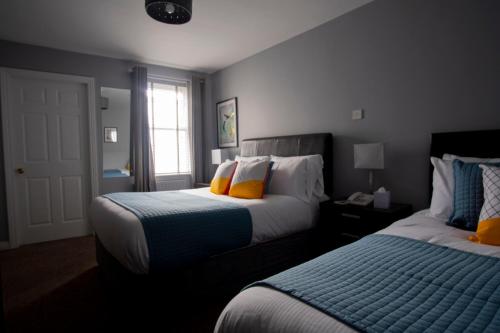 a hotel room with two beds and a window at Wilde Ballybunion in Ballybunion