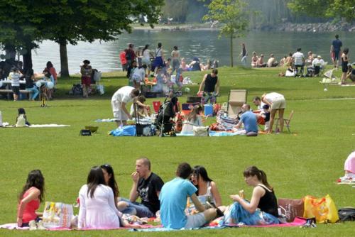a group of people sitting on the grass in a park at Le Ruchoz in Lausanne