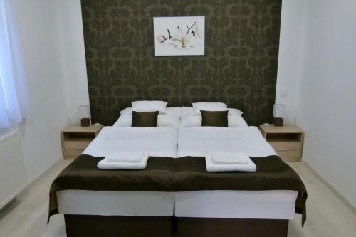 Letto o letti in una camera di Wolf House Apartman