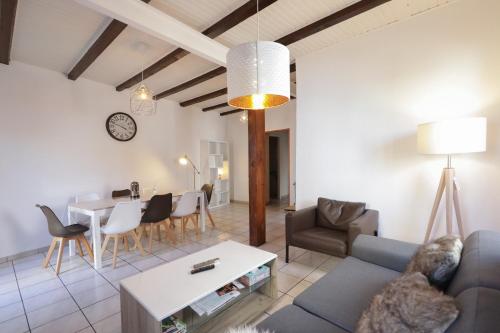 un salon avec un canapé et une table dans l'établissement Maison centre ville Colmar Jacuzzi Jardin et climatisation, à Colmar