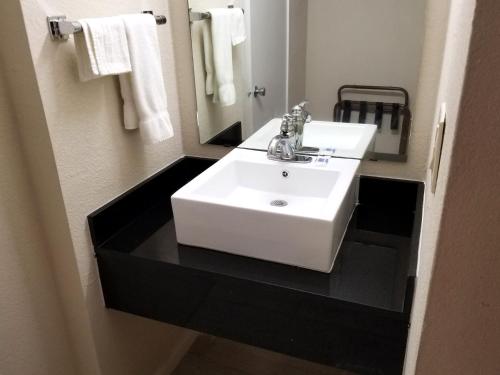 Koupelna v ubytování Americas Best Value Inn Marshall