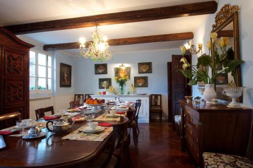 a dining room with a table and a chandelier at Guest House Arco Dei Tolomei in Rome