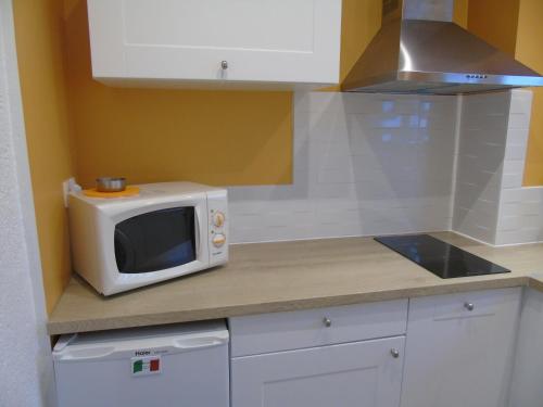 a microwave oven sitting on top of a kitchen counter at Vllla Reva in Argelès-sur-Mer