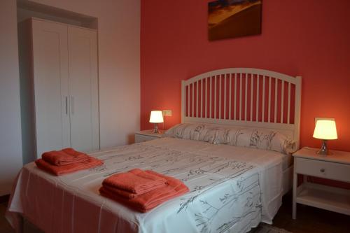 ラスパルマス・デ・グランカナリアにあるMAGNIFICO Penthouse LAS PALMASのベッドルーム1室(ベッド1台、タオル2枚付)