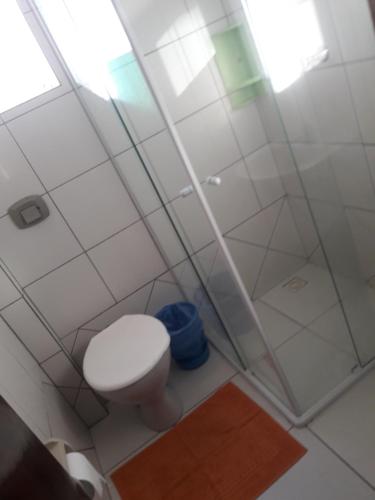 La salle de bains est pourvue d'une douche et de toilettes. dans l'établissement Pousada Vovo Valdir, à Itapema