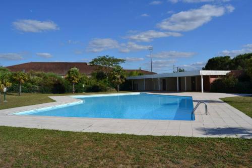 une grande piscine devant un immeuble dans l'établissement Studio Diane Cugnaux Toulouse St Simon proche Thales, Airbus & Basso Cambo, à Toulouse