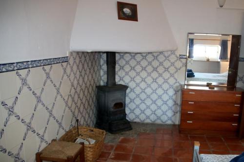 Habitación con estufa de leña en un dormitorio en Monte da contenda, en Campo Maior