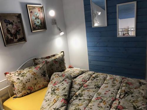 um quarto com uma cama e uma mesa amarela em Cosy House em Sófia