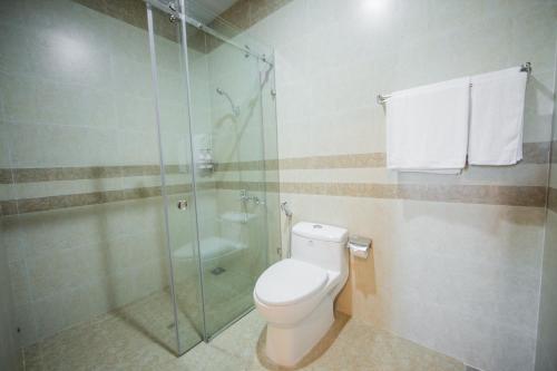 クアンガイにあるGia Thành Đạtのトイレとガラスのシャワー付きのバスルーム