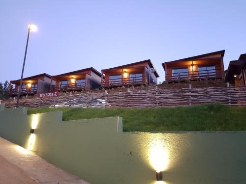 un edificio con escaleras y luces delante en Hotel y Cabañas Terrazas Vista al Mar hct, en Ancud