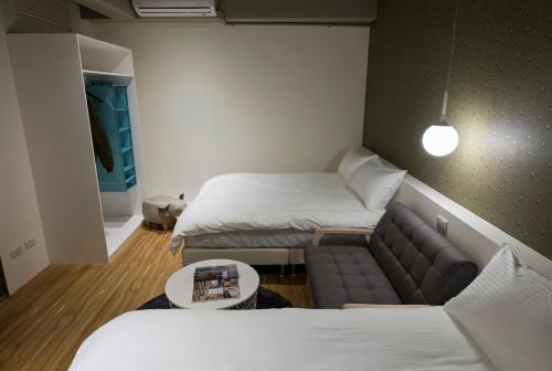 a small room with two beds and a couch at 109台北旅館-台北109青旅 109 Taipei Hotel - Taipei 109 Hostel in Taipei