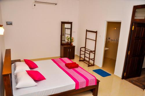 Ένα ή περισσότερα κρεβάτια σε δωμάτιο στο Hiru Resort Inn Unawatuna
