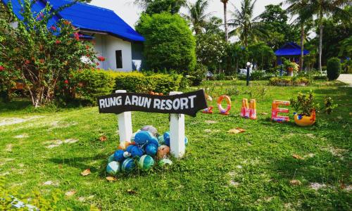 un letrero de la calle en la hierba con un montón de huevos en Rung Arun Resort, en Baan Tai