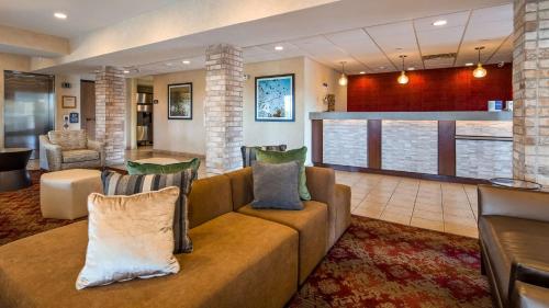 a living room with a couch and a bar at Best Western Plus Howe Inn in Howe
