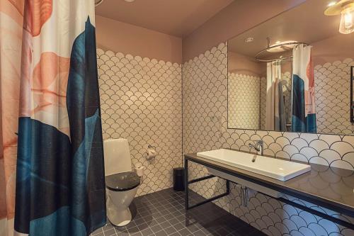 a bathroom with a sink and a mirror at Best Western Plus Hus 57 in Ängelholm