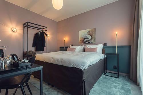 a bedroom with a bed and a desk and a bed sidx sidx sidx at Best Western Plus Hus 57 in Ängelholm