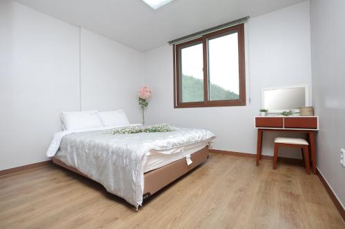 Ένα ή περισσότερα κρεβάτια σε δωμάτιο στο Meta Pension, DamYang