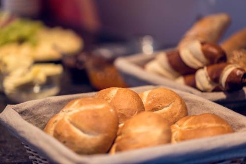 a bunch of buns in trays on a table at ride & relax Aparthotel Schwarz in Eben im Pongau