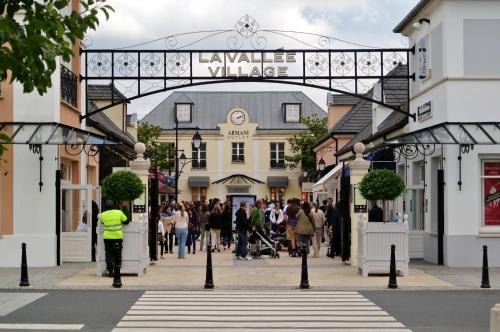 a group of people walking down a street at Dream park in Montévrain