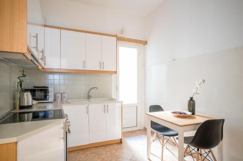 A kitchen or kitchenette at Modern design apartment near Acropolis 2