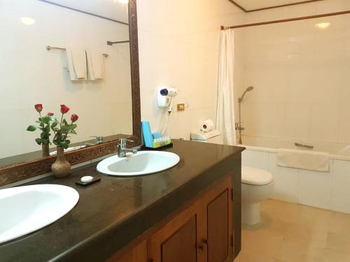 Koupelna v ubytování KMA Bagan Hotel