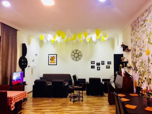 a living room with a couch and balloons on the wall at Hotel Newland in Chiatʼura