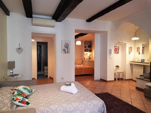 una grande camera con un letto e una camera da letto di Il Salotto di via Giulia a Roma