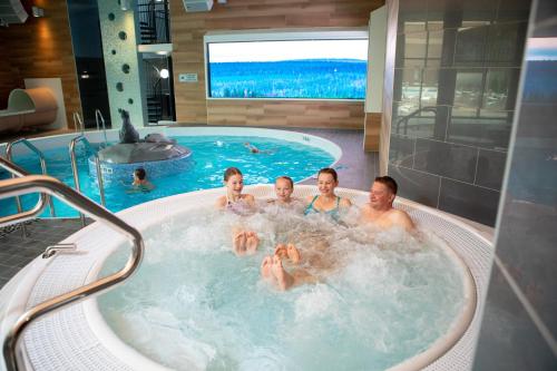 un grupo de personas en una bañera de hidromasaje en Imatra Spa Sport Camp, en Imatra