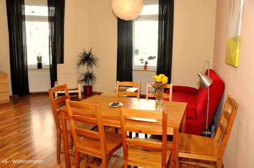 comedor con mesa y sofá rojo en Haus Ludwig, en Dresden