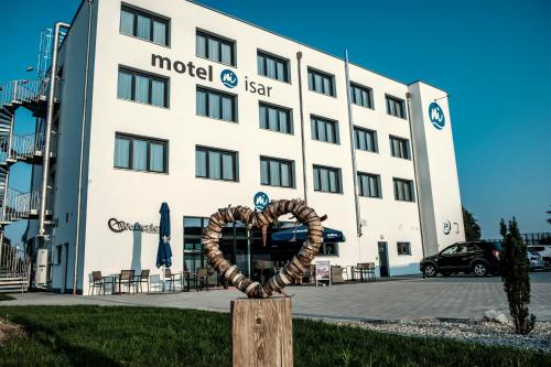 a hotel with a heart sculpture in front of it at motel isar | 24h/7 checkin in Pilsting