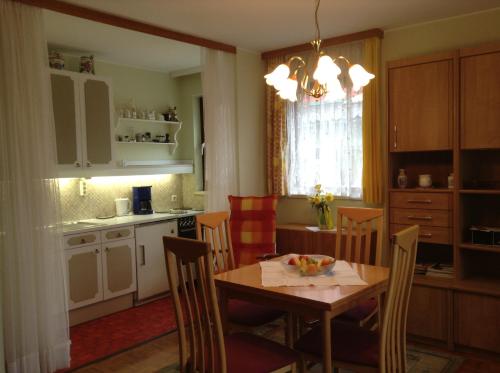 eine Küche und ein Esszimmer mit einem Tisch und Stühlen in der Unterkunft Ferienwohnungen Ingrid Latschenberger in Bad Hall