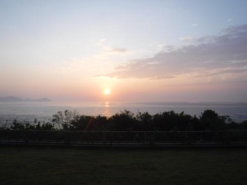 a sunset over the ocean from a park at Sol e Mar in Tatsugo