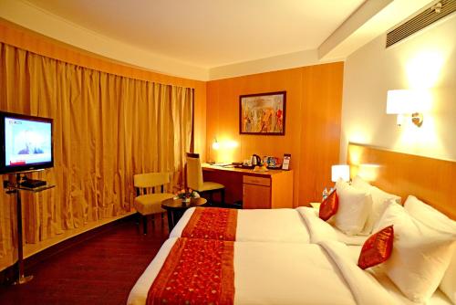 Un pat sau paturi într-o cameră la The Theme, Jaipur