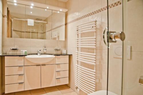 a bathroom with a toilet and a sink and a shower at Apartment Paradise - GRIWA RENT AG in Grindelwald
