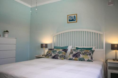 プエルト・デル・カルメンにあるVILLA OLIVEIRA by Buenavillaの青い壁のベッドルーム1室(大型ベッド1台付)