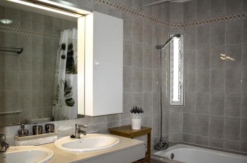 A bathroom at VILLA OLIVEIRA by Buenavilla