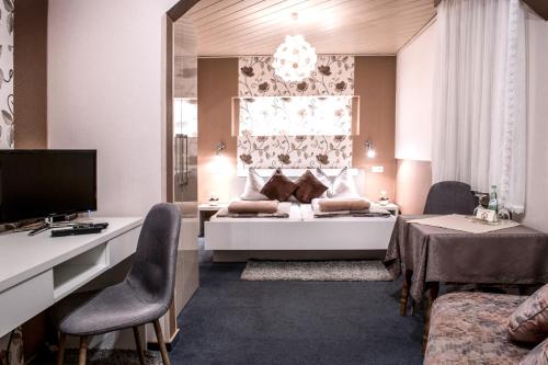 Habitación de hotel con cama, mesa y sillas en Restaurant Landgasthof Zum Wiesengrund, en Newel