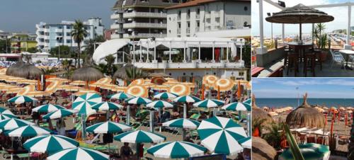 - un groupe de parasols sur une plage au bord de l'océan dans l'établissement Hotel Fornaro, à Caorle