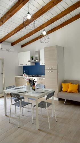 een eetkamer met een tafel en stoelen in een keuken bij Ficodì apartments in Alcamo