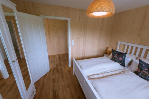 HergensweilerにあるFerienwohnung "Hinterland"の小さなベッドルーム(ベッド1台、ランプ付)