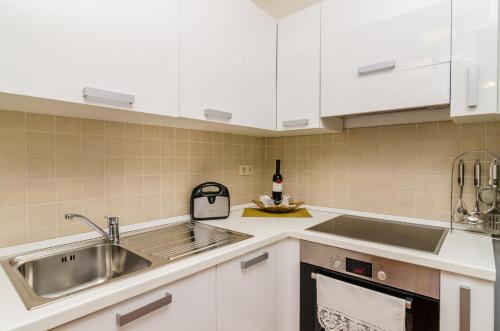 Kuchyňa alebo kuchynka v ubytovaní Apartments Regina Maris