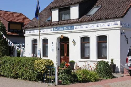 un edificio blanco con techo marrón en Gästehaus Marek, en Nordenham